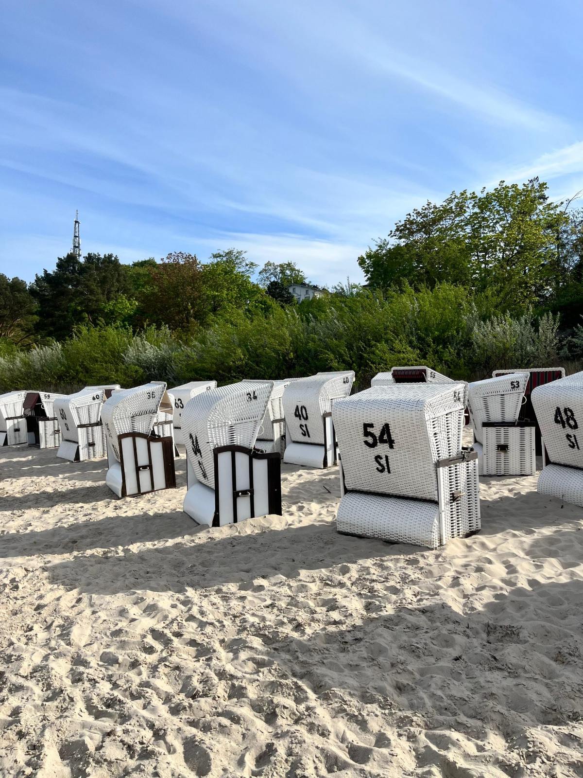Strandk&ouml;rbe am Strand von Heringsdorf auf Usedom